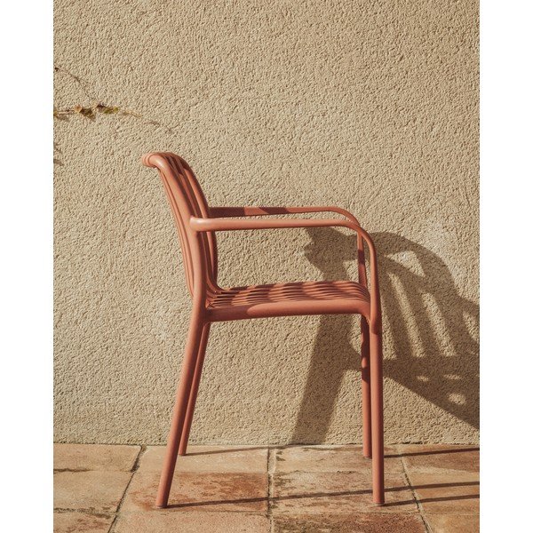 Plastová záhradná stolička v terakotovej farbe Isabellini – Kave Home-image-2