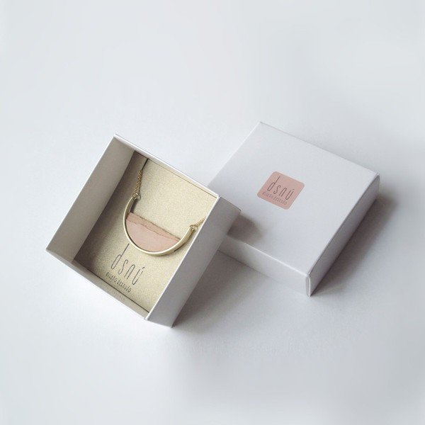 Náhrdelník v zlatej farbe s ružovým príveskom dsnú Curve-image-4