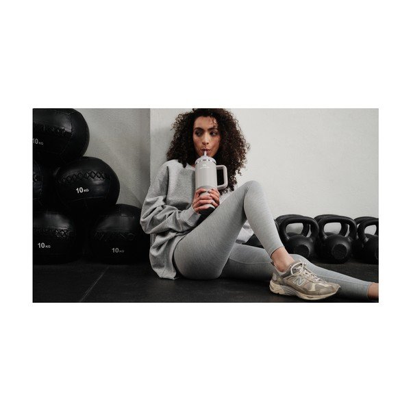 Svetlosivá termoska so slamkou z nehrdzavejúcej ocele 1,18 l Quencher H2.0 FlowState Tumbler Ash – Stanley-image-4