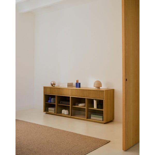 Vitrína v dekore duba s posuvnými dverami v prírodnej farbe 200x80x40 cm Helvine – Kave Home-image-1