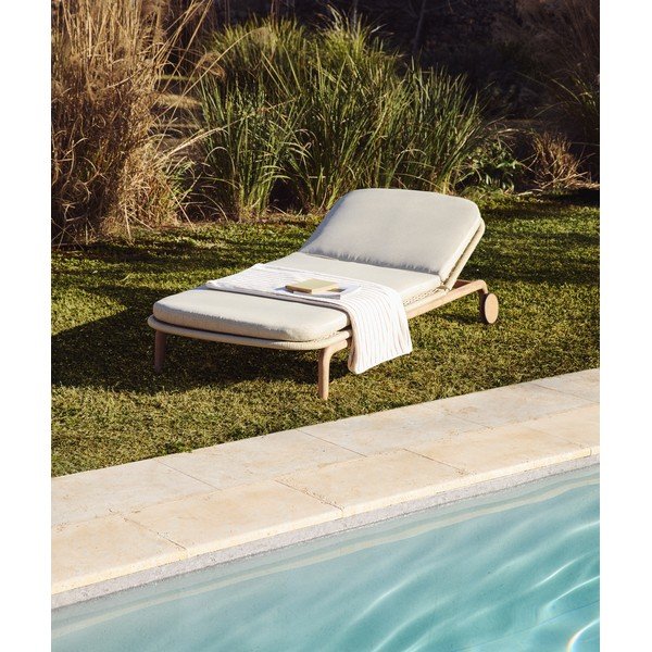 Béžové drevené polohovacie záhradné ležadlo Alipa – Kave Home-image-1
