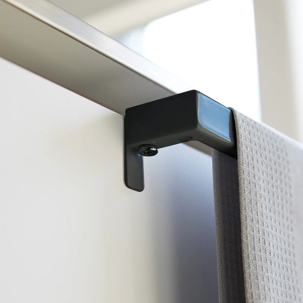 Čierny závesný držiak na kuchynské utierky Tower – YAMAZAKI-image-2