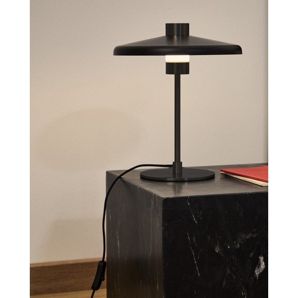 Čierna stolová lampa s kovovým tienidlom (výška  32,5 cm) Nuvira – Kave Home-image-1