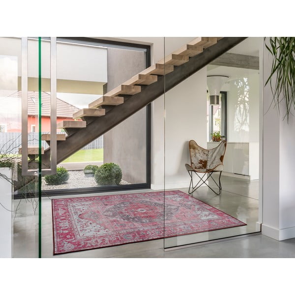 Červený koberec Universal Persia Red, 140 x 200 cm-image-1