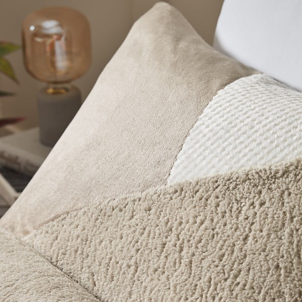 Béžové obliečky na jednolôžko z mikroplyšu 135x200 cm Larsson Geo – Catherine Lansfield-image-2