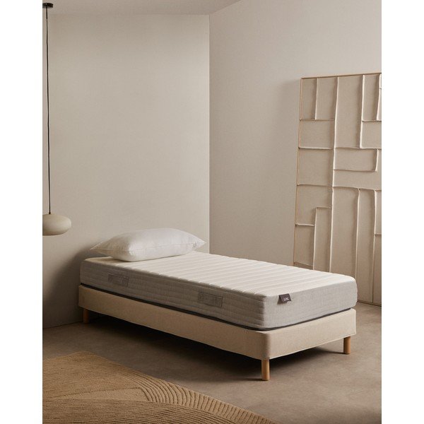 Stredne tvrdý penový termoregulačný matrac 90x200 cm Yoko – Kave Home-image-1