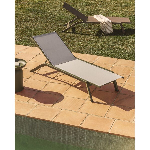 Zelené kovové polohovacie záhradné ležadlo Capraia – Kave Home-image-1
