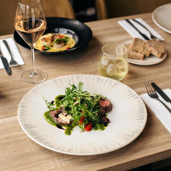 Svetlosivý servírovací porcelánový tanier ø 32 cm Nuance – BonBistro-image-1