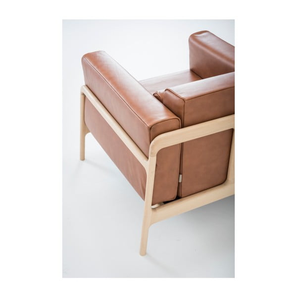 Koňakovohnedé kreslo z byvolej kože s konštrukciou z masívneho dubového dreva Gazzda Fawn-image-4