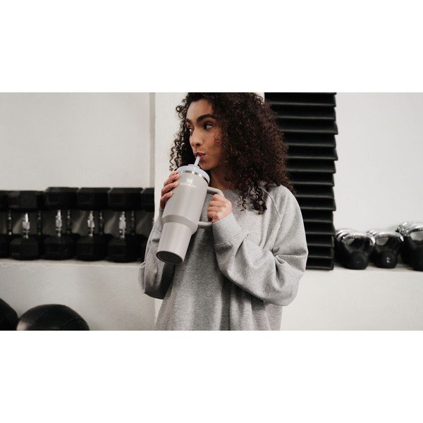 Svetlosivá termoska so slamkou z nehrdzavejúcej ocele 890 ml Quencher H2.O FlowState™ Tumbler Ash – Stanley-image-4