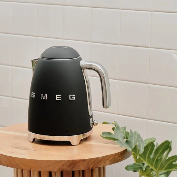 Čierna rýchlovarná kanvica SMEG 50's Retro Style-image-1