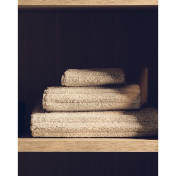 Béžový froté bavlnený uterák 50x90 cm Navira – Kave Home-image-2