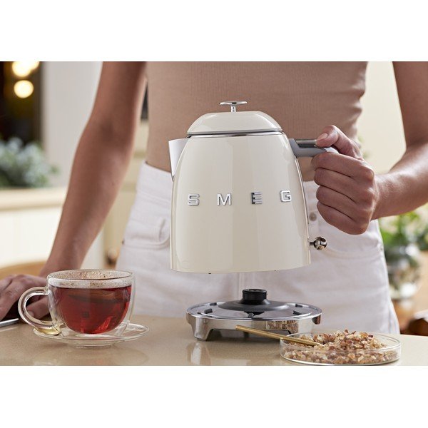 Krémová rýchlovarná kanvica z nehrdzavejúcej ocele 800 ml Retro Style – SMEG-image-2