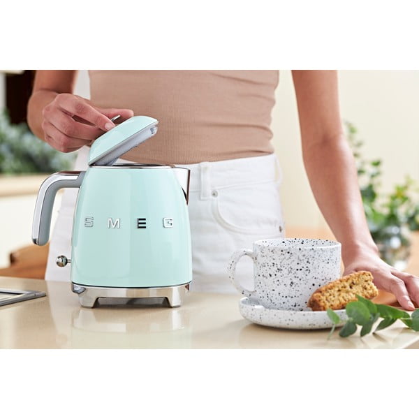 Svetlozelená rýchlovarná kanvica z nehrdzavejúcej ocele 800 ml Retro Style – SMEG-image-1