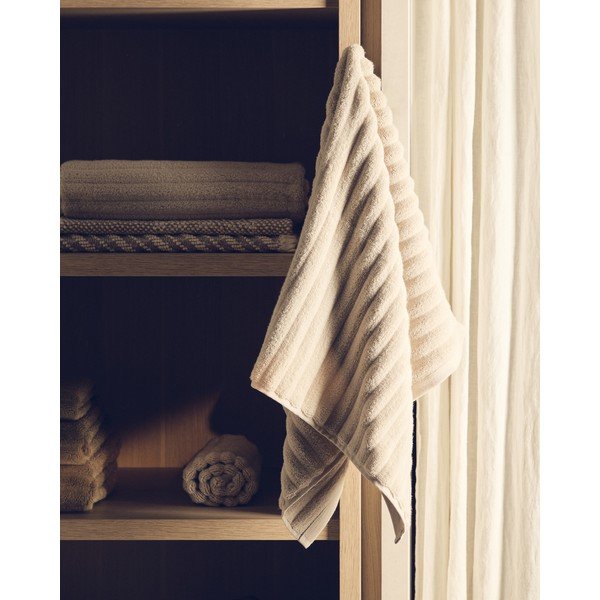 Béžový froté bavlnený uterák 30x50 cm Navira – Kave Home-image-1