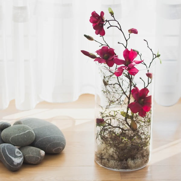Kvetinová dekorácia od Aranžérie, vínová magnólia vo váze