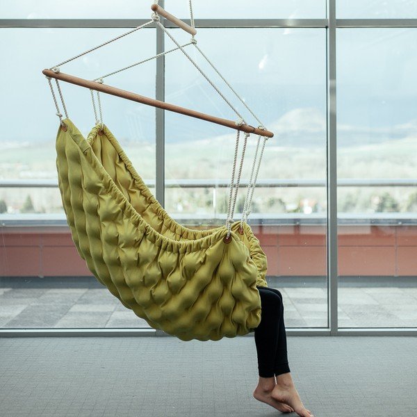 Tmavobéžové interiérové hojdacie kreslo Linda Vrňáková Swingy In-image-4