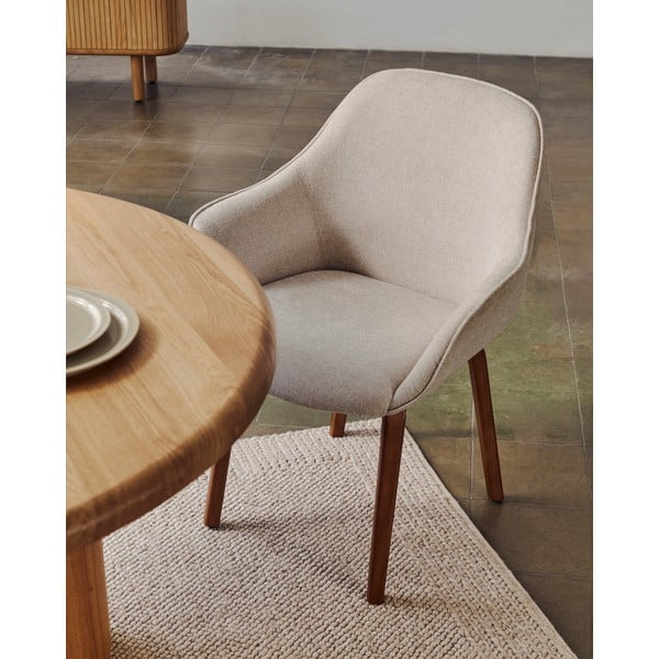 Béžové čalúnené jedálenské kreslo s podrúčkami Nelida – Kave Home-image-2