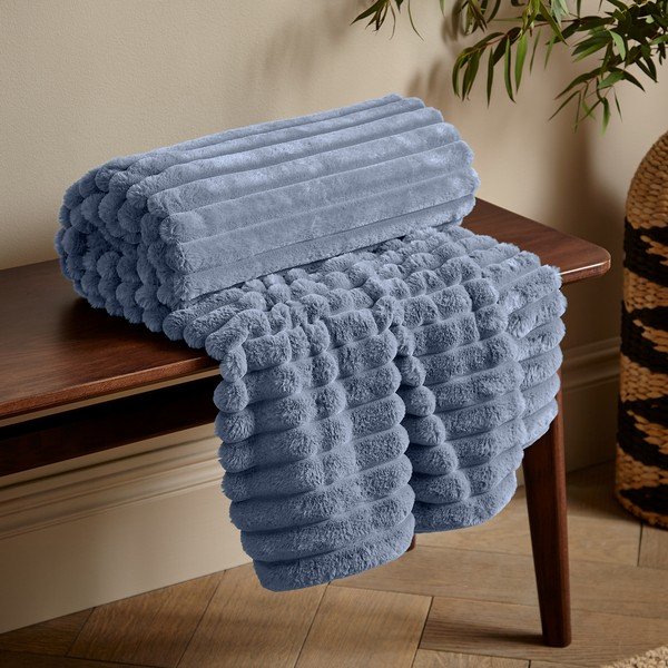 Modrá deka z mikroplyšu 130x170 cm Cosy Ribbed – Catherine Lansfield-image-1