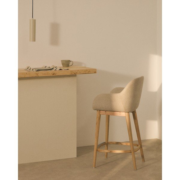 Béžová čalúnená barová stolička s podrúčkami (výška sedadla 66 cm) Konna – Kave Home-image-1