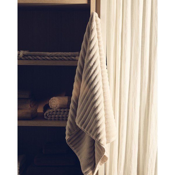 Béžový froté bavlnený uterák 50x90 cm Navira – Kave Home-image-1