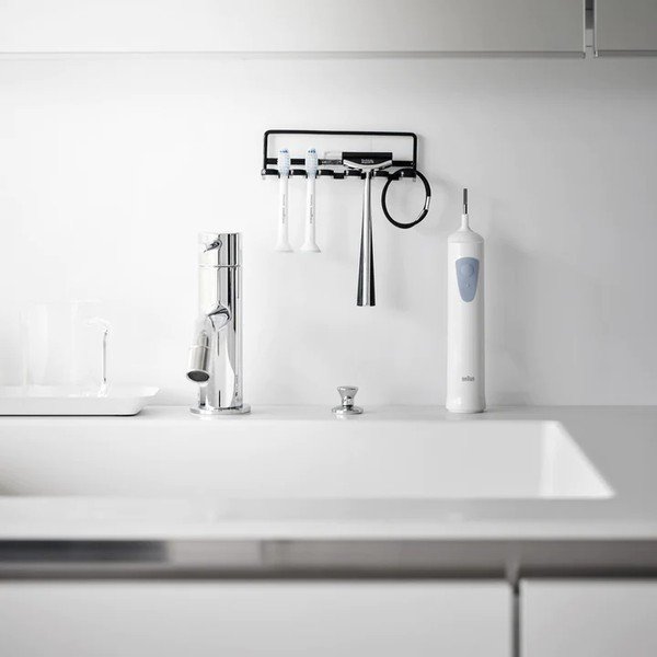 Čierny samodržiaci kovový držiak na zubné kefky Film Hook – YAMAZAKI-image-1