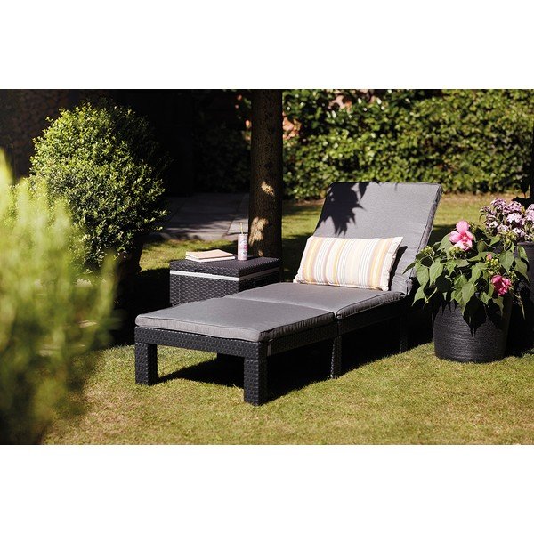 Tmavosivé polstrované/z umelého ratanu polohovacie záhradné ležadlo Daytona – Keter-image-1
