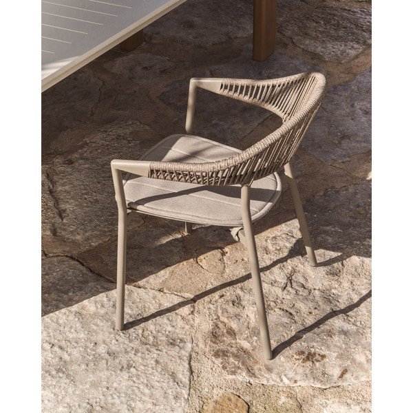 Taupe polstrovaná záhradná stolička Alimia – Kave Home-image-1