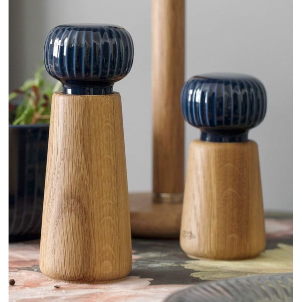 Mlynček z dubového dreva na korenie s tmavomodrým detailom z porcelánu Kähler Design Hammershoi, výška 17,5 cm-image-1