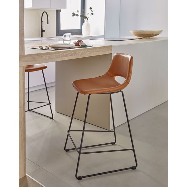Koňakovohnedá barová stolička z imitácie kože (výška sedadla 65 cm) Zahara – Kave Home-image-1