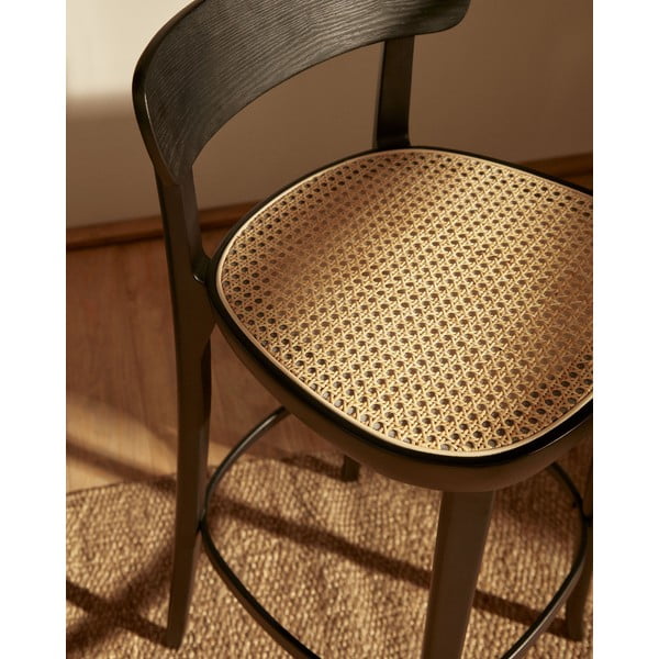 Čierna barová stolička v dekore jaseňa 99 cm Romane – Kave Home-image-2