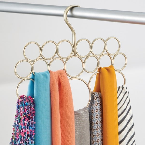 Kovový závesný držiak na uteráky, šatky a oblečenie v zlatej farbe InterDesign Axis, dĺžka 29 cm-image-1