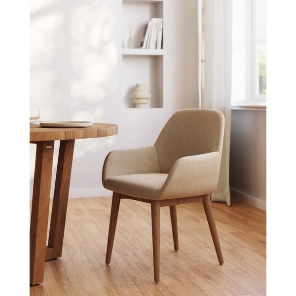 Béžové čalúnené jedálenské kreslo s podrúčkami Konna – Kave Home-image-1