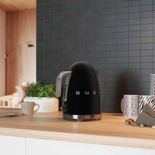 Čierna rýchlovarná kanvica z nehrdzavejúcej ocele 1,7 l Retro Style – SMEG-image-3