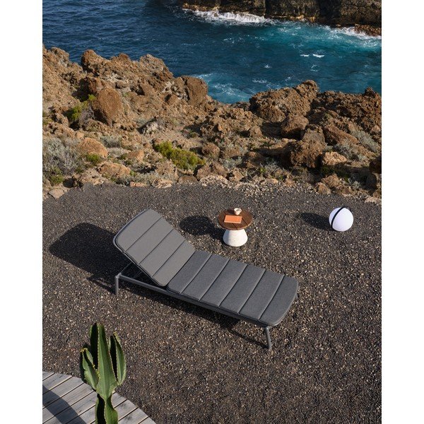 Čierne kovové záhradné ležadlo Canutells – Kave Home-image-3