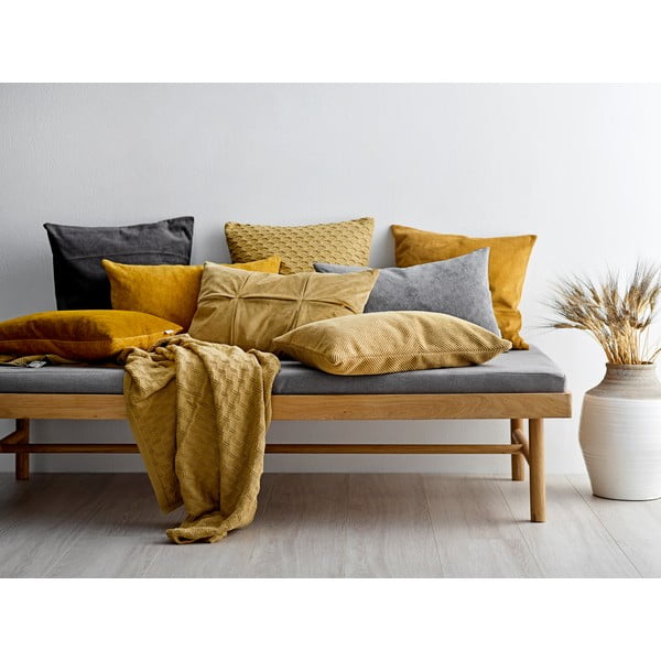 Žltý vankúš s vysokým podielom bavlny Södahl Klara, 40 x 60 cm-image-1