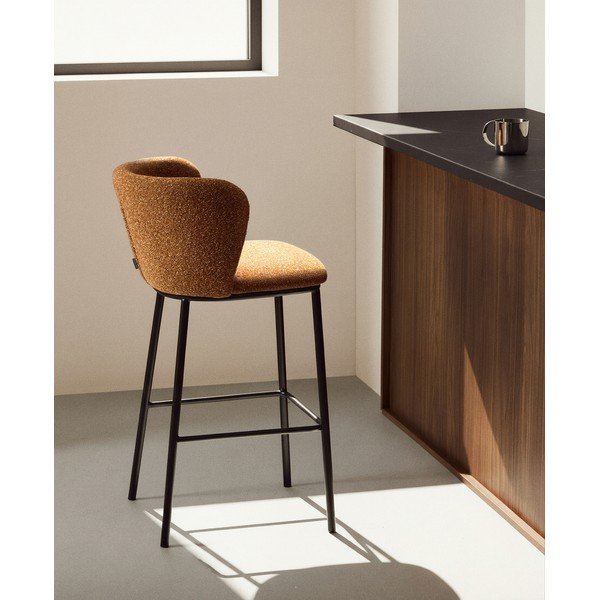 Čalúnená barová stolička v terakotovej farbe (výška sedadla 75 cm) Ciselia – Kave Home-image-1