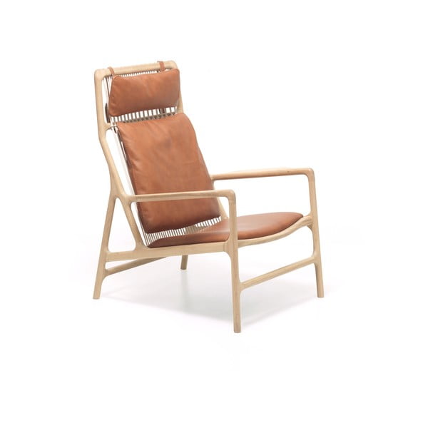 Kreslo s konštrukciou z masívneho dubového dreva a koňakovohnedým sedadlom z byvolej kože Gazzda Dedo