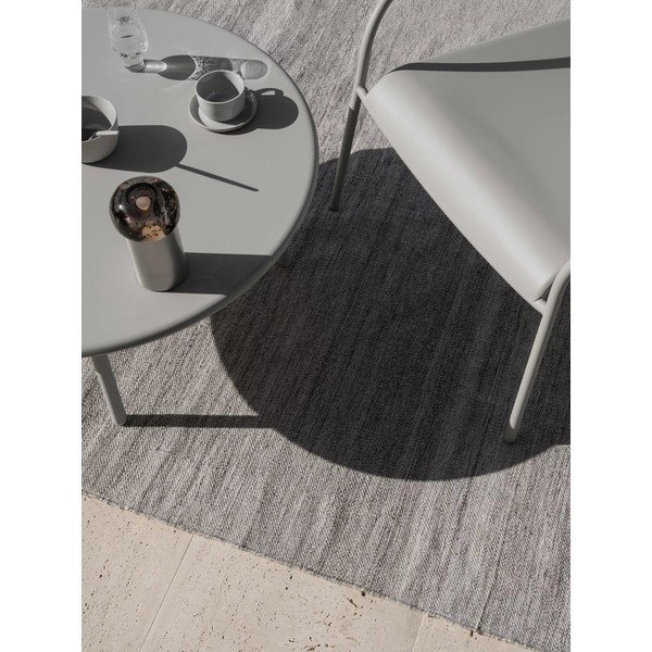 Sivý vonkajší koberec z recyklovaných vlákien 140x200 cm Kiva – Blomus-image-1