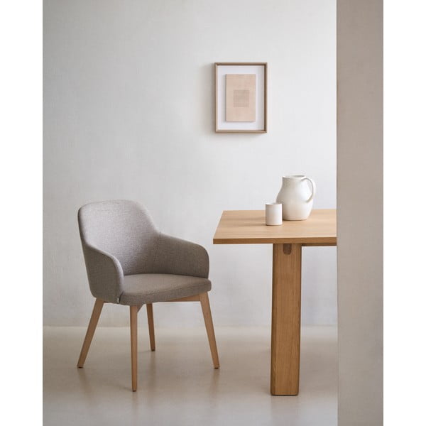 Béžové čalúnené jedálenské kreslo s podrúčkami Nelida – Kave Home-image-1