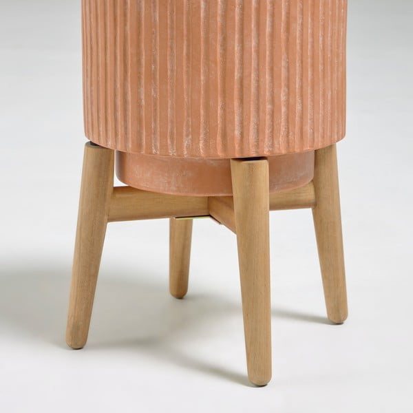 Terakotový kvetináč na drevenom podstavci Kave Home Suba, výška 32 cm-image-1