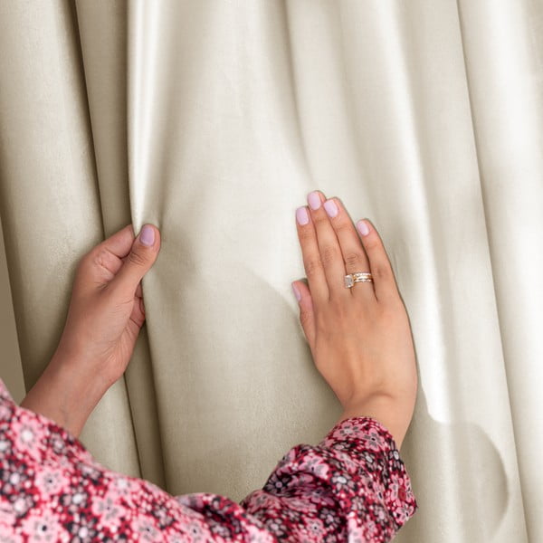 Béžový zamatový dimout záves 140x245 cm Eyelets – Restilo-image-1