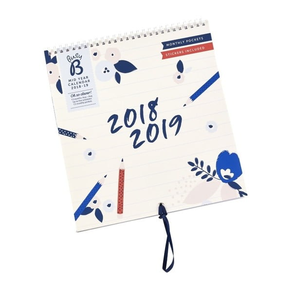 Nástenný kalendár na rok 2018/2019 s lepiacimi papierikmi a úložnými vreckami Busy B