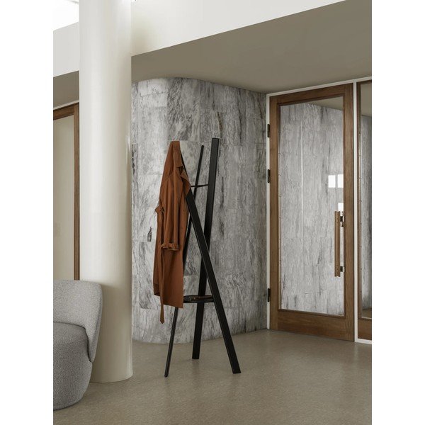 Čierny vešiak z dubového dreva 62x176 cm Rakku – Blomus-image-1