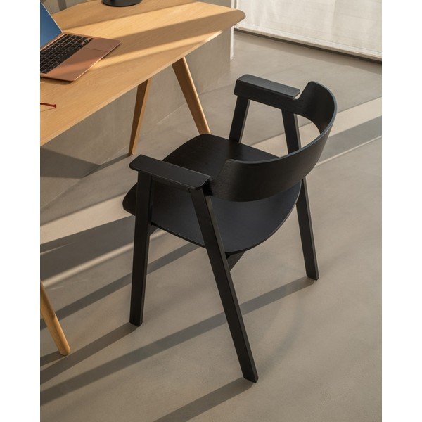 Čierna jedálenská stolička s podrúčkami z dubového dreva Flip – Gazzda-image-1