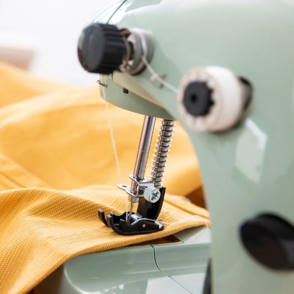 Zelený šijací stroj InnovaGoods Sewing Machine-image-1