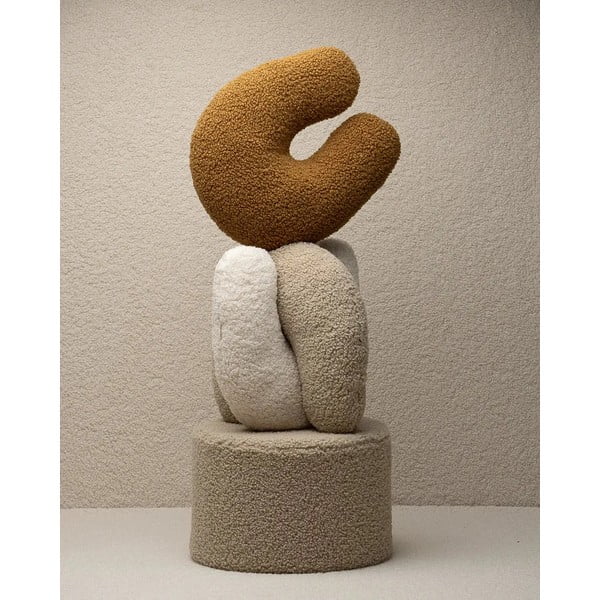 Hnedý detský pohovkový vankúš z textílie buklé U – Wigiwama-image-3