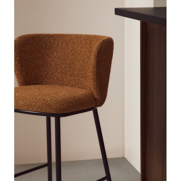 Čalúnená barová stolička v terakotovej farbe (výška sedadla 65 cm) Ciselia – Kave Home-image-2