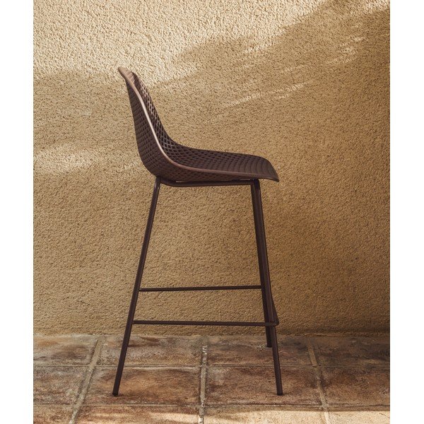 Hnedá kovová/plastová záhradná barová stolička Quinby – Kave Home-image-1