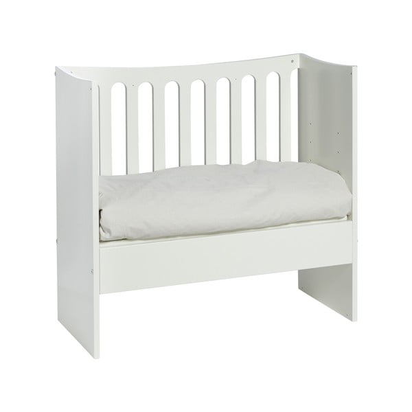 Biela detská postieľka na kolieskach s odnímateľnou postrannou peľasťou Manis-h, 89 x 44 cm